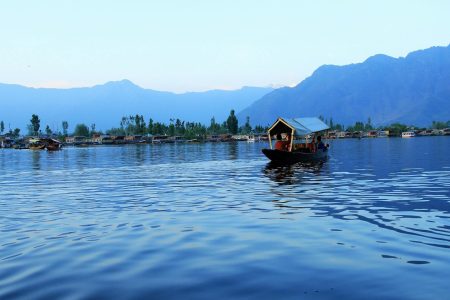 Exploring the Scenic Beauty of Dal Lake: A Houseboat Experience